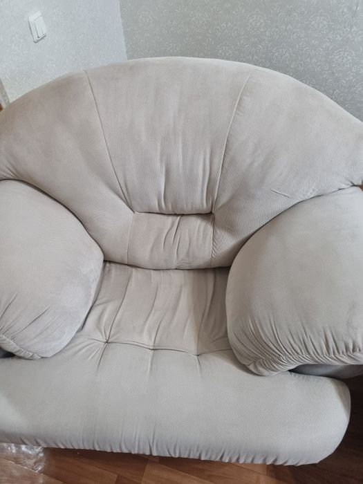 Продам диван с двумя креслами в гостиную.