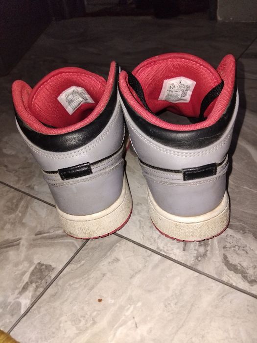Jordan 1 mid roșu cu gri și negru