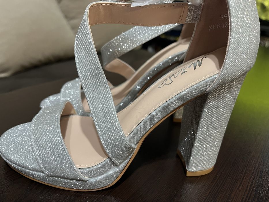 Чисто нови сандали