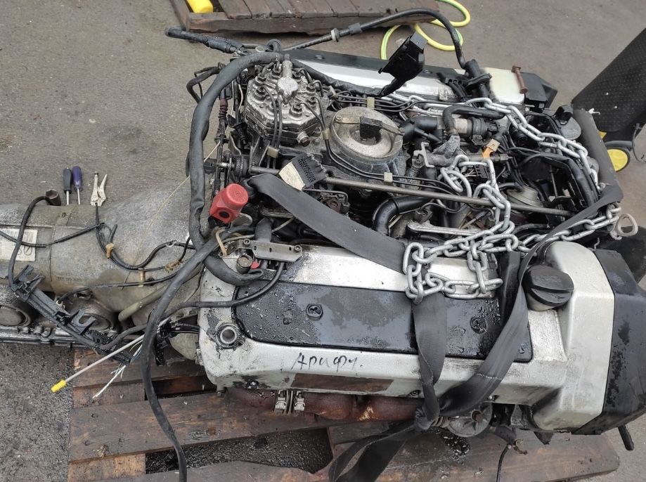 Двигатель Мерседес М119 трамблерный.