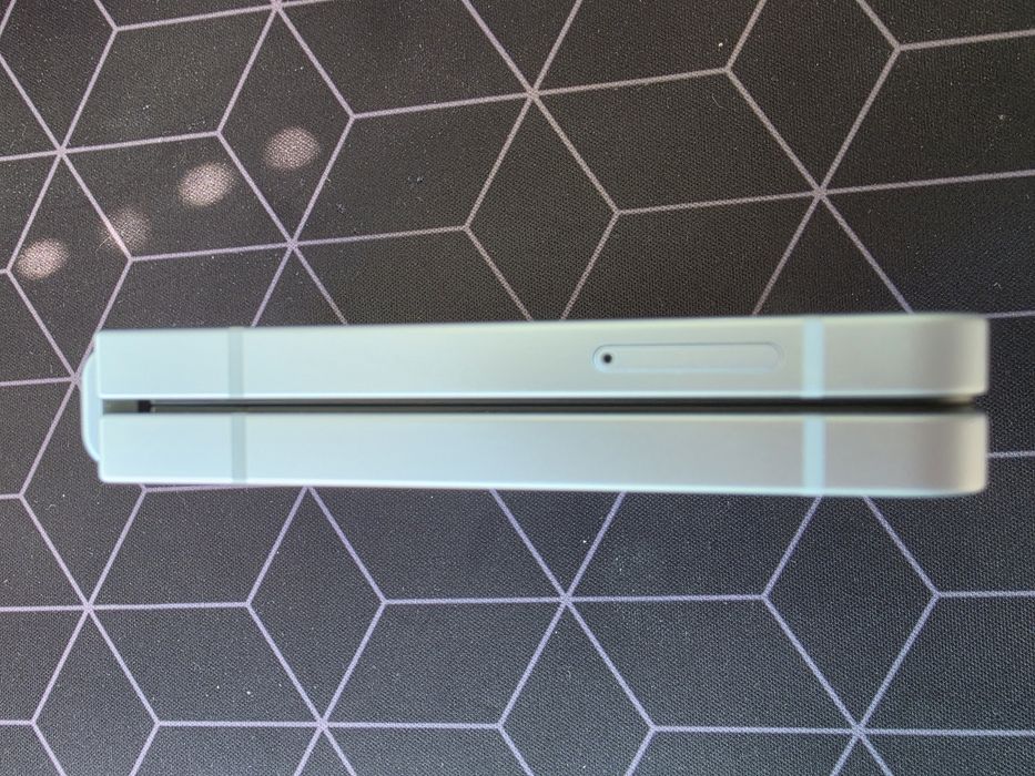 Продавам Samsung Z Flip 6