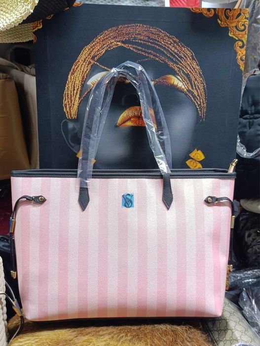 Розова чанта Victoria’s Secret перфектна за ежедневието.