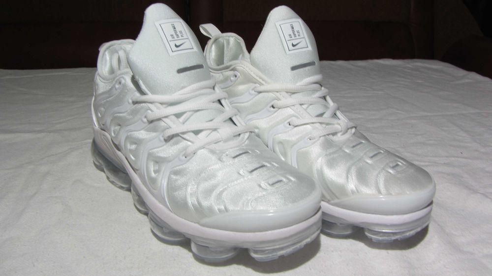 Adidasi Nike Air Vapormax Plus marimea  42 noi in cutie