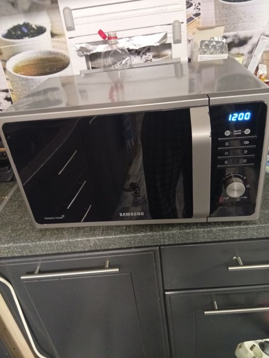 Vând cuptor microunde samsung