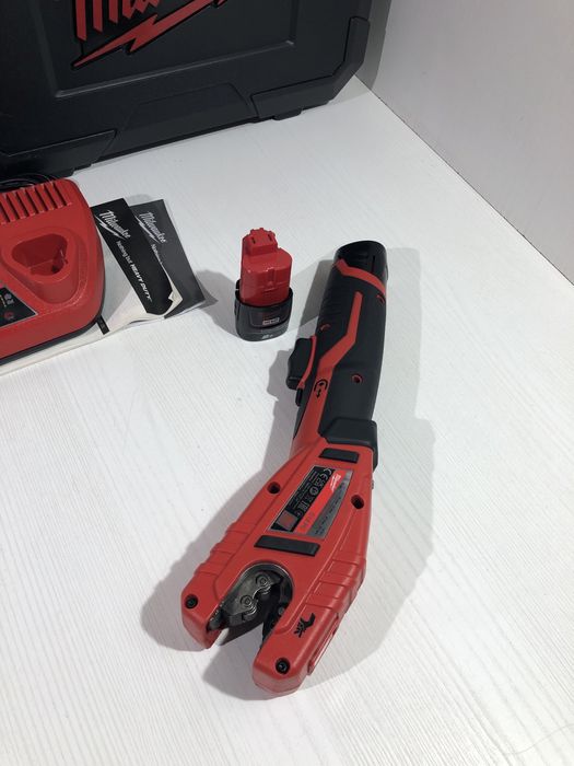 Milwaukee C12 PC pentru debitat țevi
