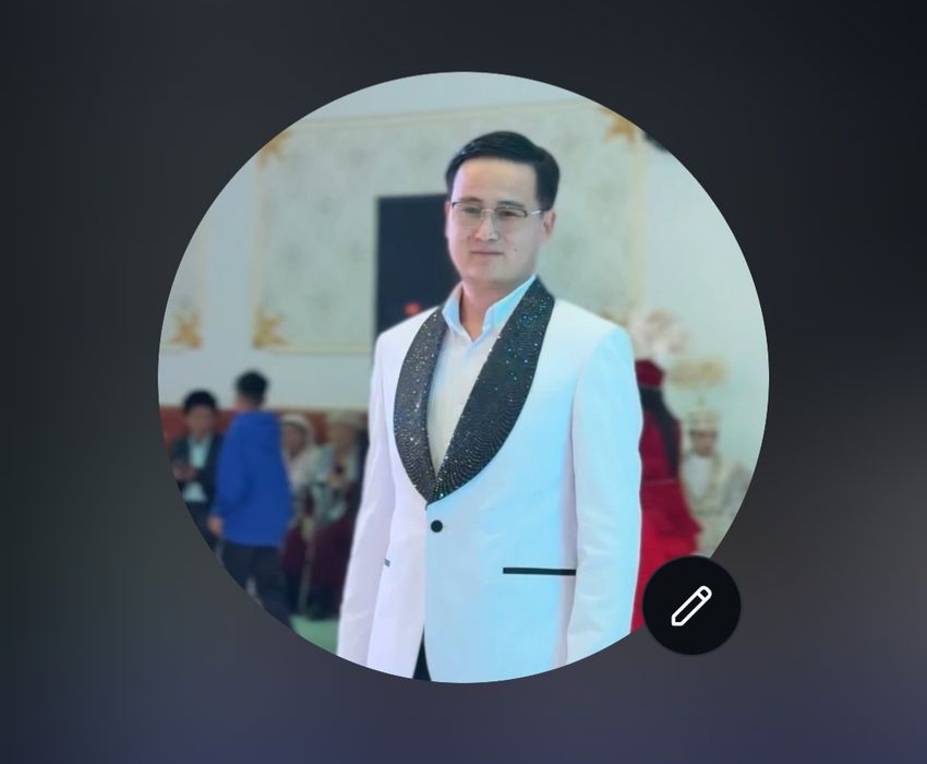 Ведущий на двух языках