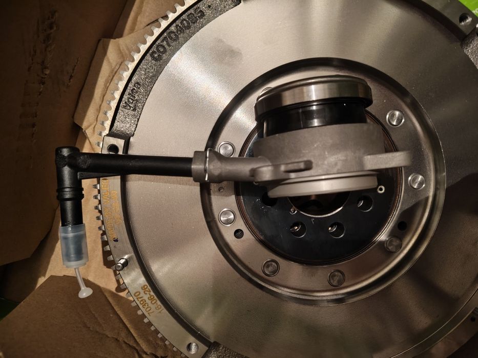 Vând ambreiaj cu volanta masa dubla Vw T5 motor 2.5 cod 837344