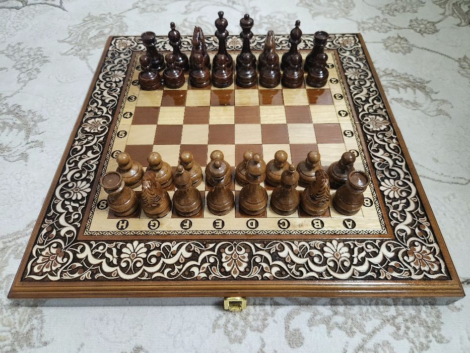 Shaxmat yong'oq daraxtidan tayyorlangan.