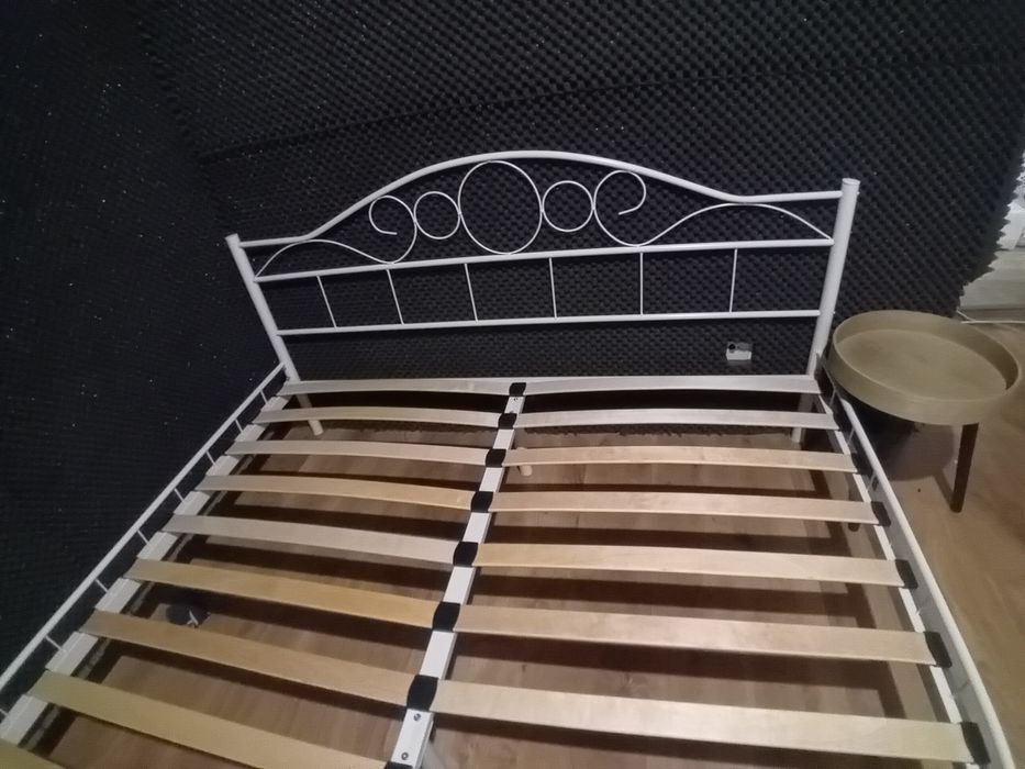 Pat Dublu Alb Metalic Plus Saltea 160x200 - Noptieră Cadou