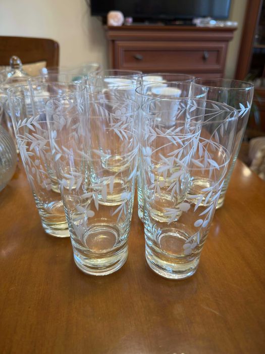 Различни видове стъклени чаши и чинии