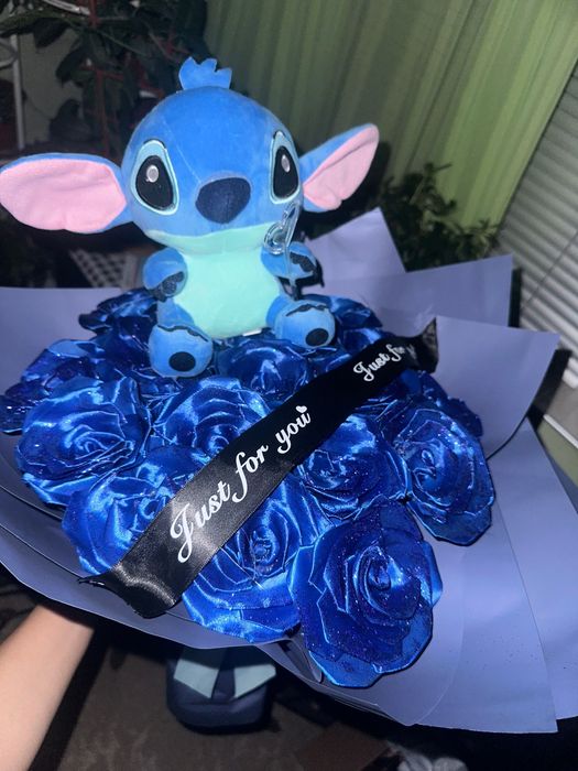 Букет от 21 вечни сатенени рози с брокат и играчка Стич