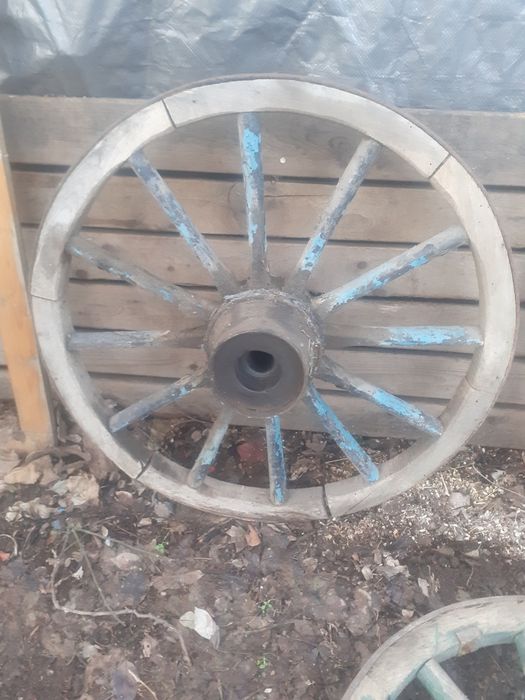 Колела от дървена каруца.