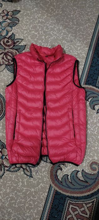 Жилетка пухавая в хорошем состоянии