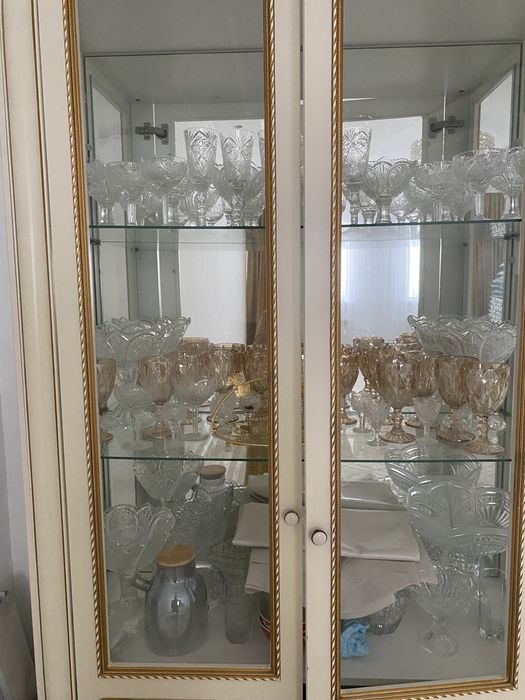 Сервант ақ түсті бу