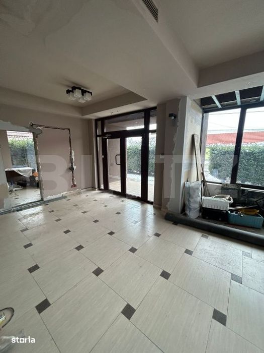 Spatiu comercial de vanzare – 90 mp utili parter, vitrat pe 3 laturi