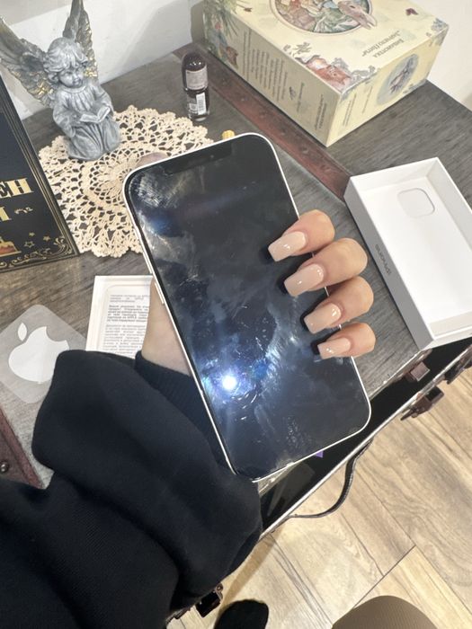 Продавам iPhone 12
