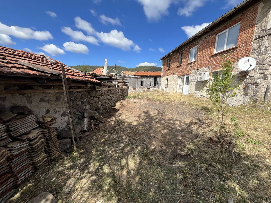 Къща в с. Равногор 200м2