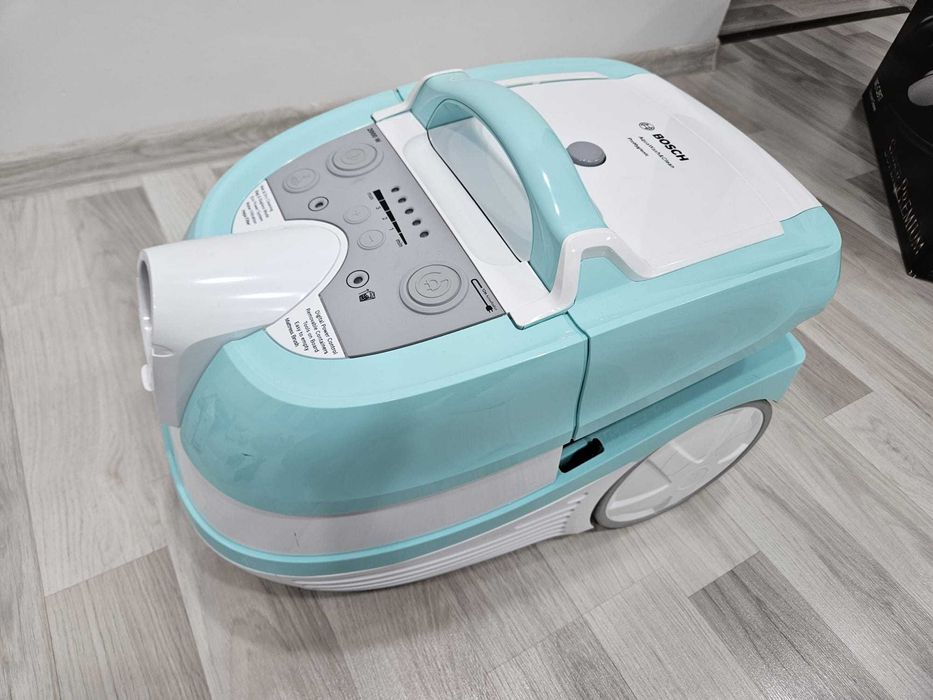 Aspirator Bosch BWD420HYG AquaWash & Clean– 2000W – Accesorii complete