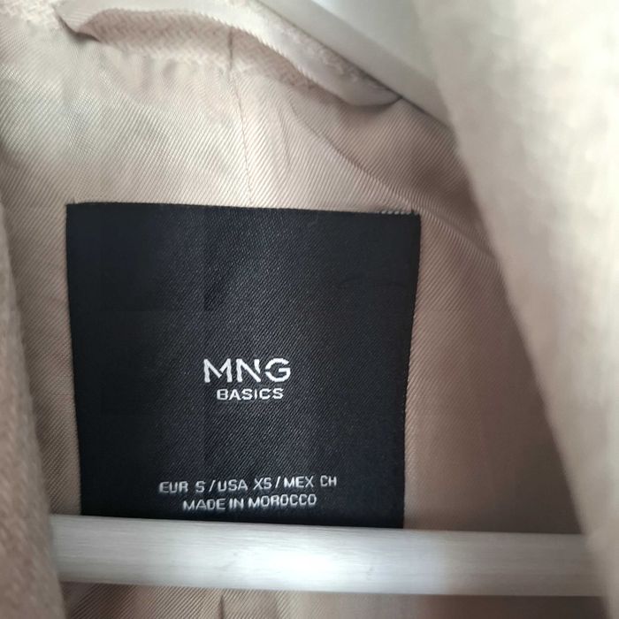 Vand palton Mango,culoare camel,nou fara etivheta.
