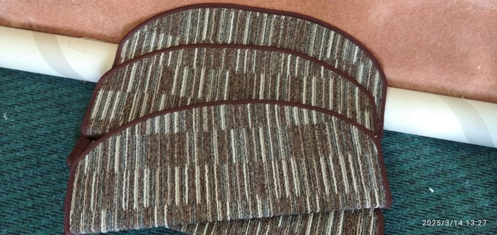 Коврики на лестницу.