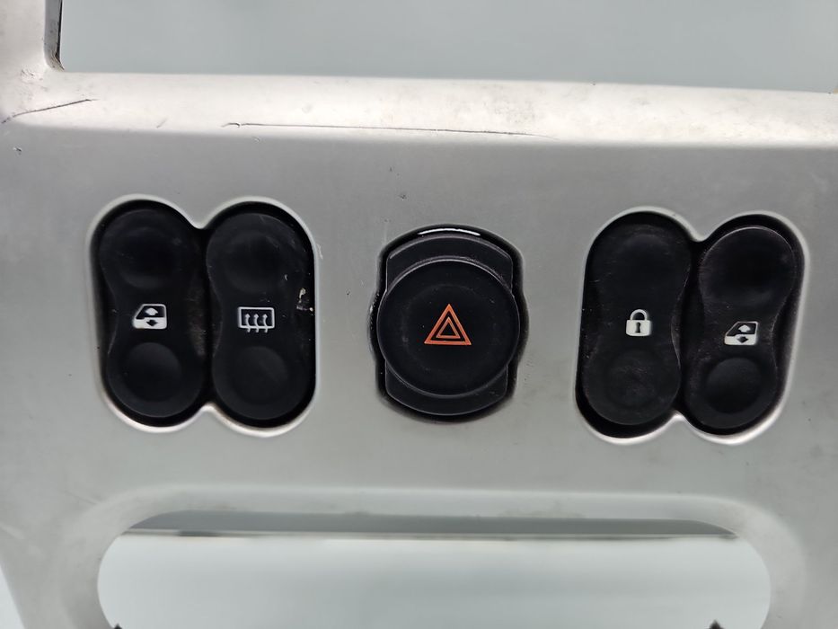 Butoane comenzi consola centrala Dacia Logan (LS) [Fabr 2004-2012] 820