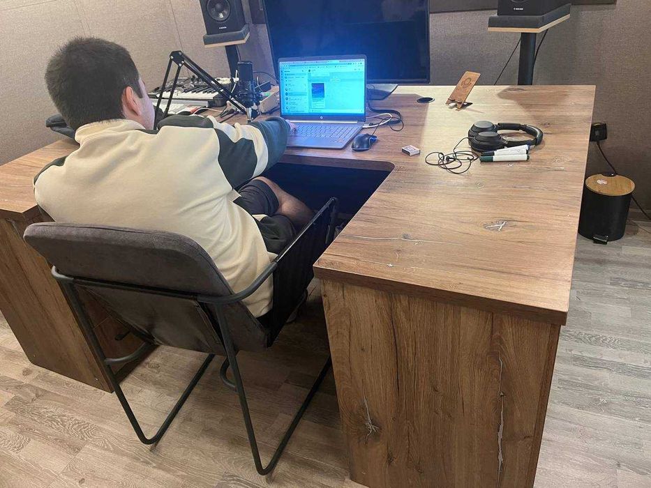 Рабочий стол для студии и офиса