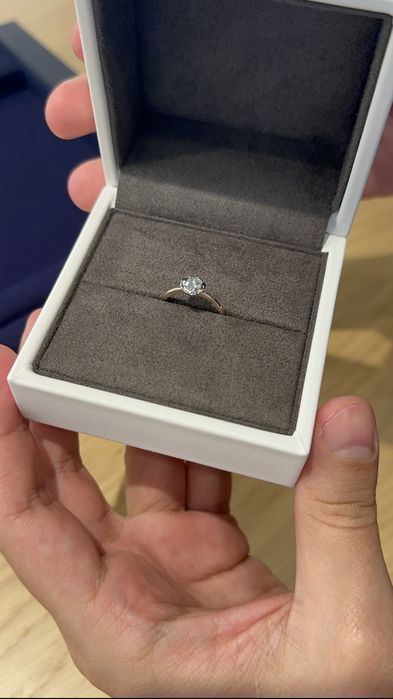 Продам бриллиантовое кольцо