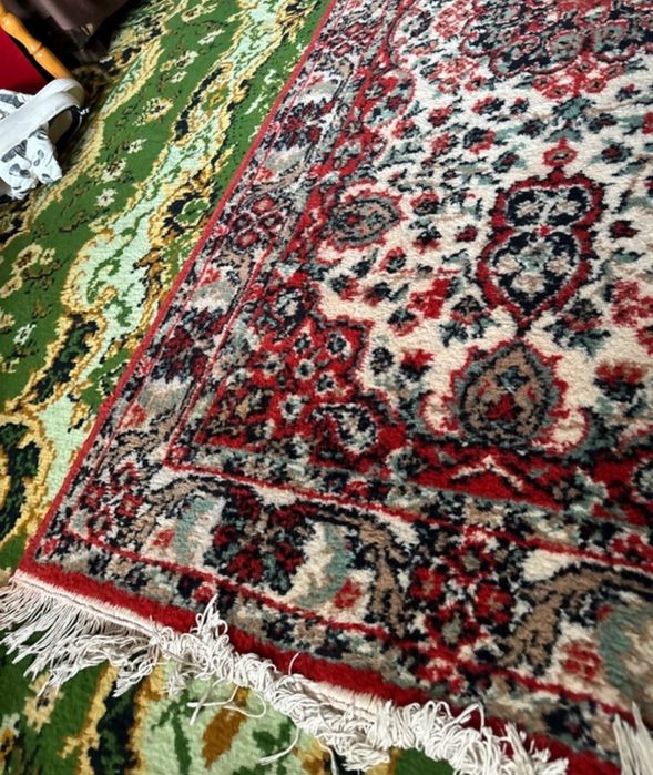 Covor persan , pastrat cu grija . Defect la franjuri