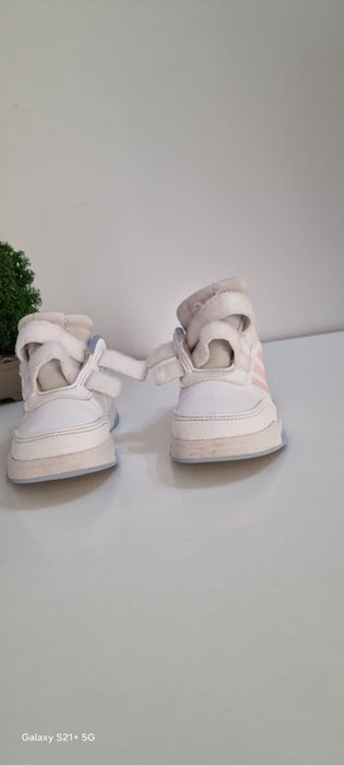 Adidași copii Adidas alb roz, cu scai, comozi, stare foarte buna marimea 27