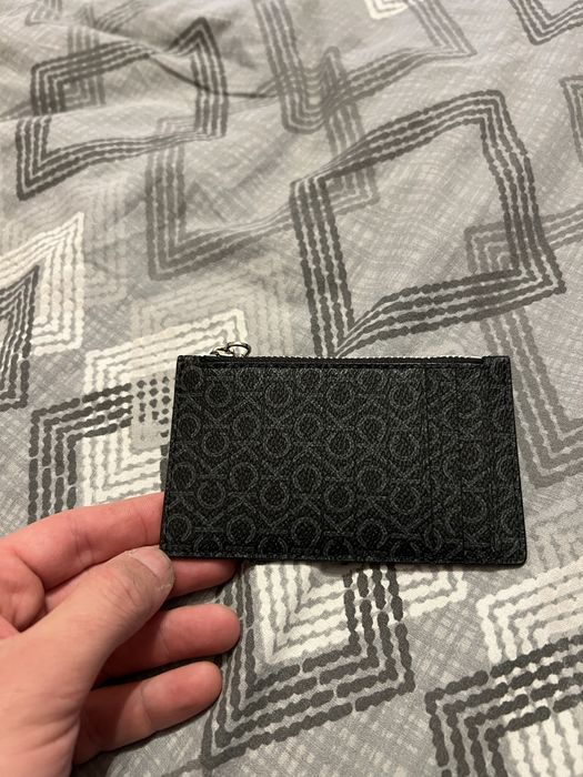 Кардхолдърът от Calvin Klein