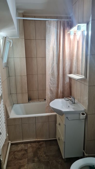 Închiriez garsonieră ultracentral 30mp, deasupra la Galerie de Arta, langa Piata centrala Deva