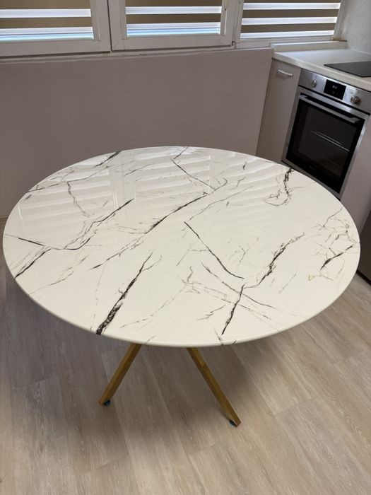 Кръгла маса ,трапезна