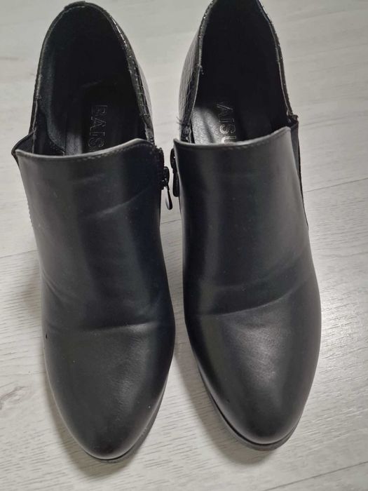 Дамски елегантни боти със среден ток