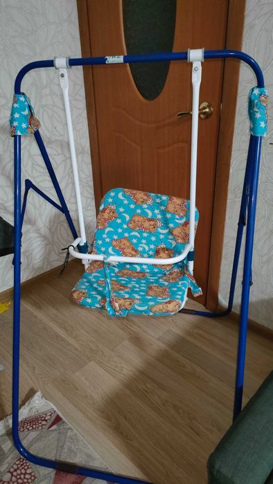 Качели для ребенка металлические.