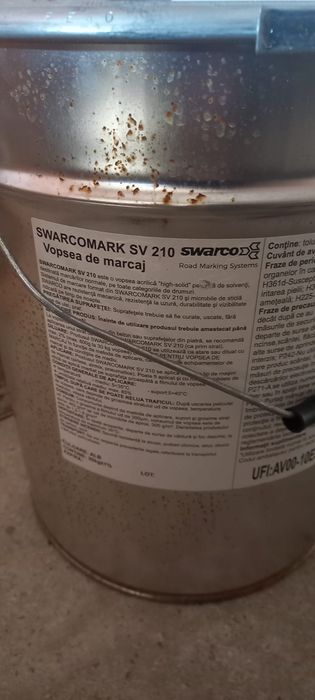 3 Găleți de vopsea alba de 30 kg