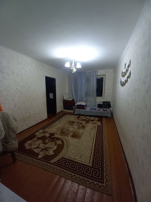 Продается 2х ком кв в Чирчике 1 мкн 2 этаж около 24 школы