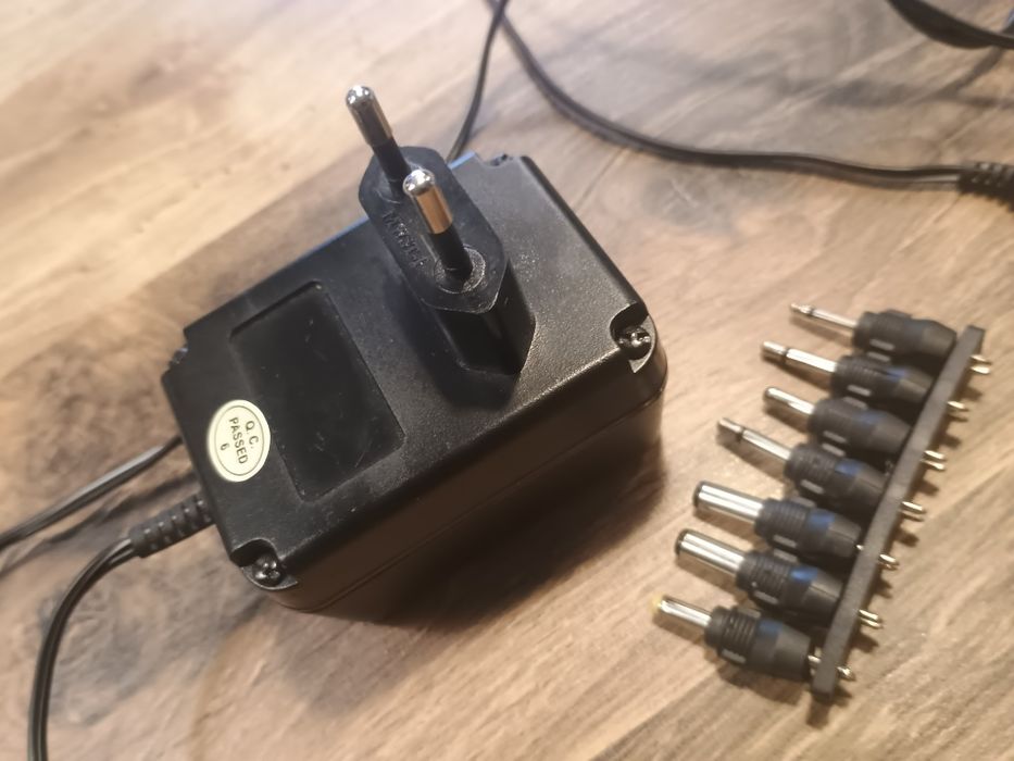 Alimentator- încărcător 1,5 v până la 12v,P max. 12,5w ,7 capete adapt