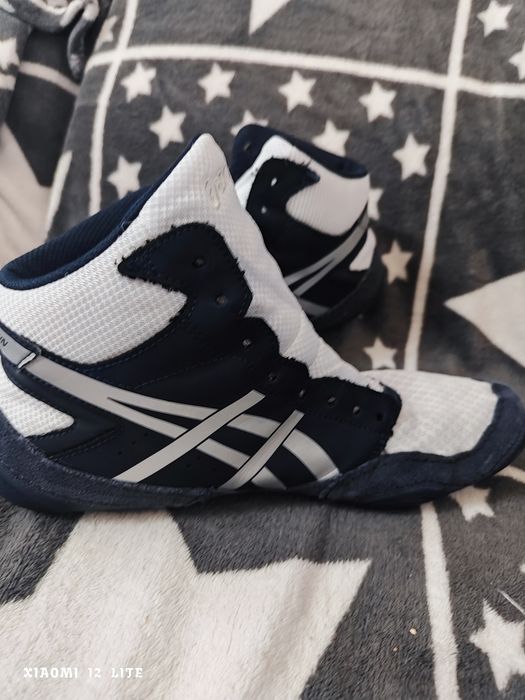 Продавам Борцовки Asics