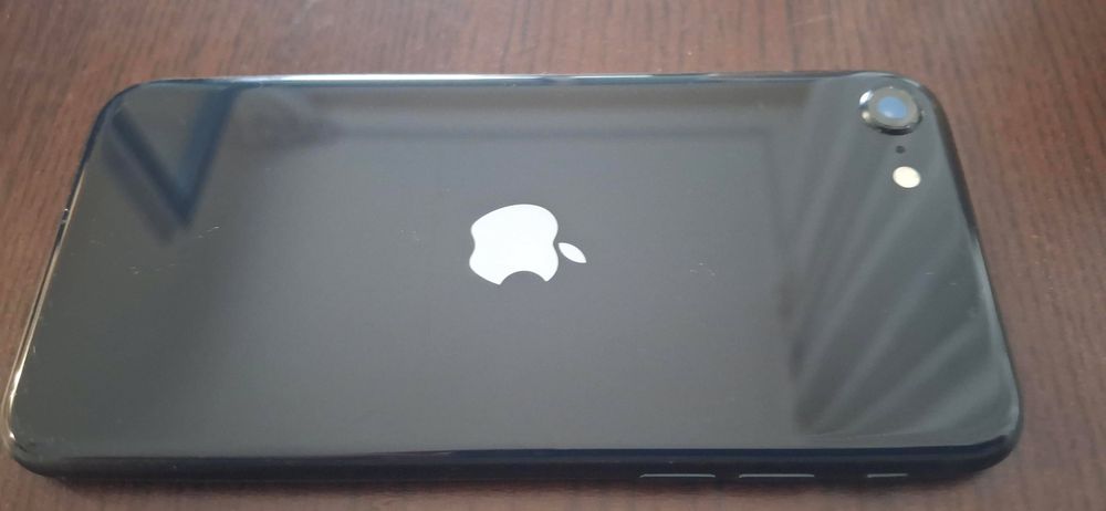 Продавам IPhone SE 2022 (128GB)