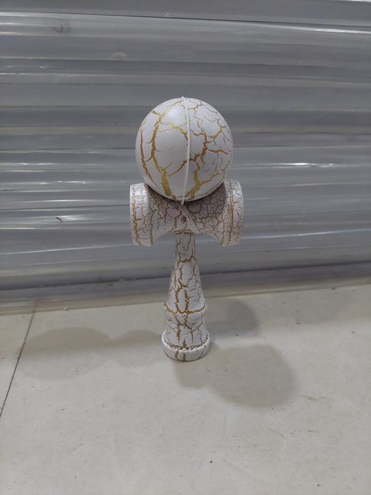 Kendama de culoare alba argintie