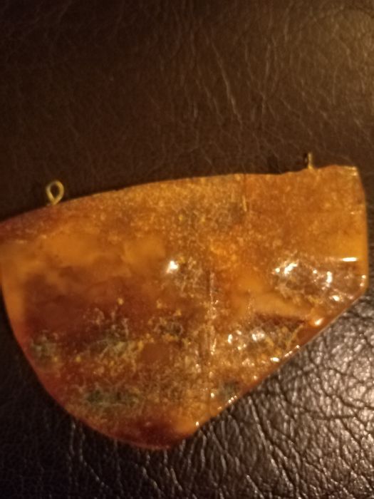 Естествен жълт кехлибар