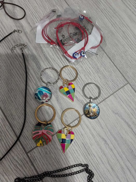 Подаръчета-гривни, ключодържатели, висулки
