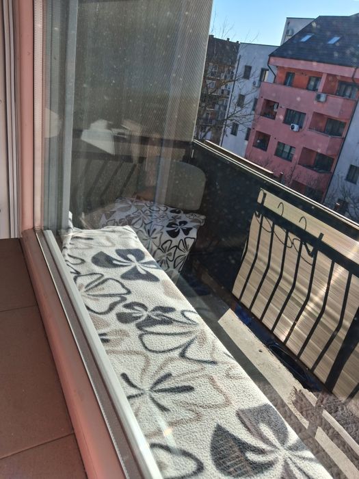 Vând apartament cu 2 camere decomandat în carpati2 str Ganea la etaju4