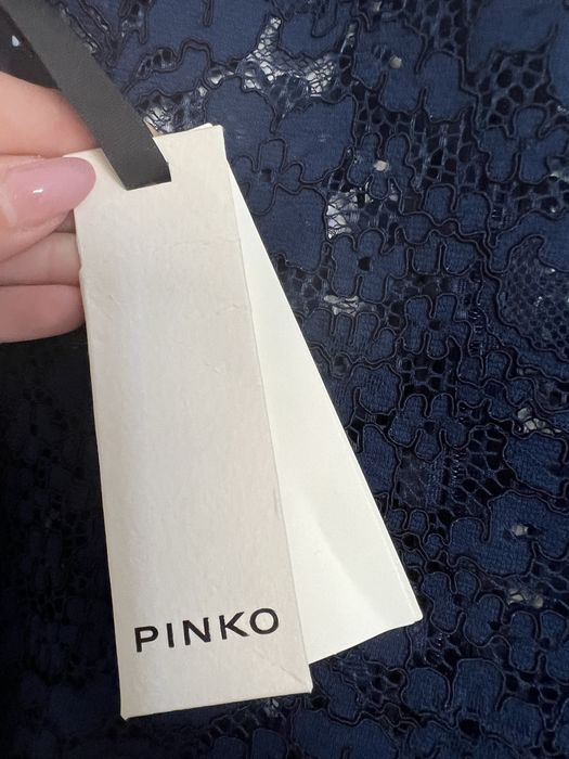 Тъмносиня дантелена рокля на Pinko с етикет