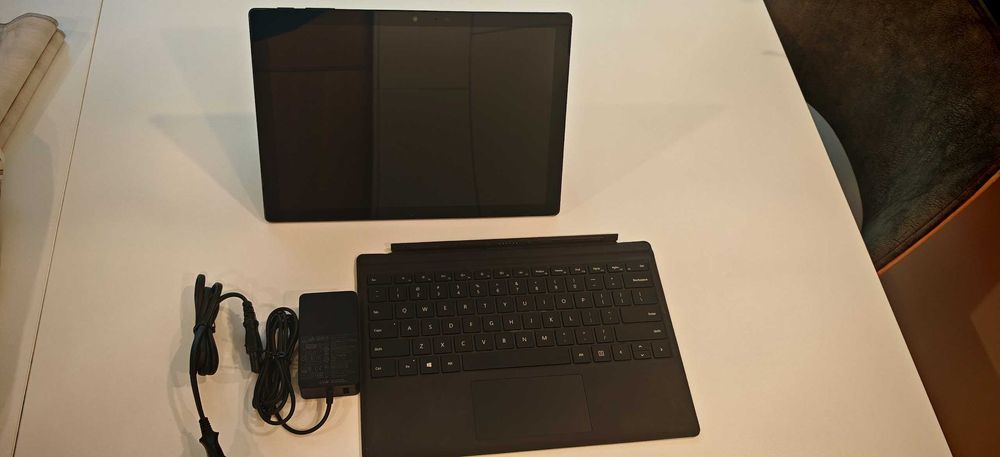 Продавам 2&1 Microsoft Surface I7 8650U up 4.2/16Gb/512Gb/Нова Батерия