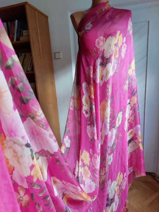 Splendida matase naturala 100% cu imprimeu floral exotic pe fond fucsia