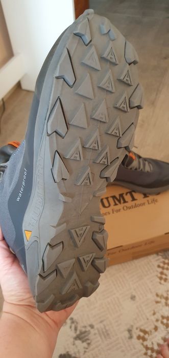 Продам трекинговые ботинки