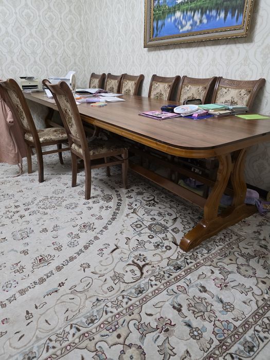 Стол и стулья для гостинной