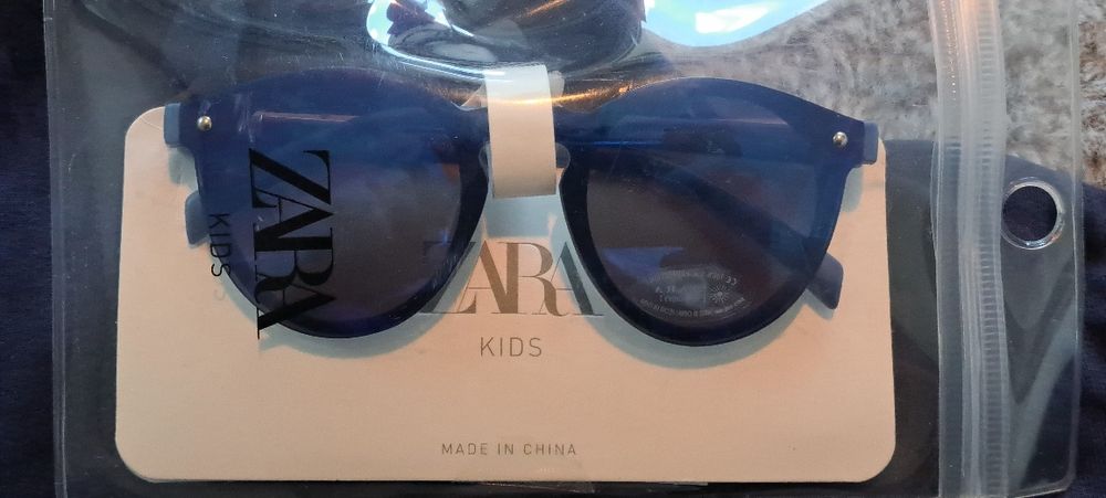 Vând hanorac+ ochelari de soare fete