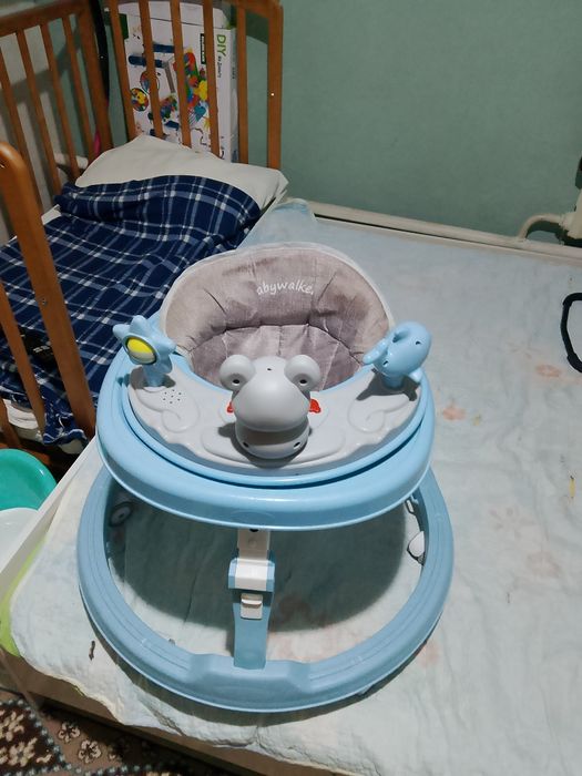 Ходунок детский собирается